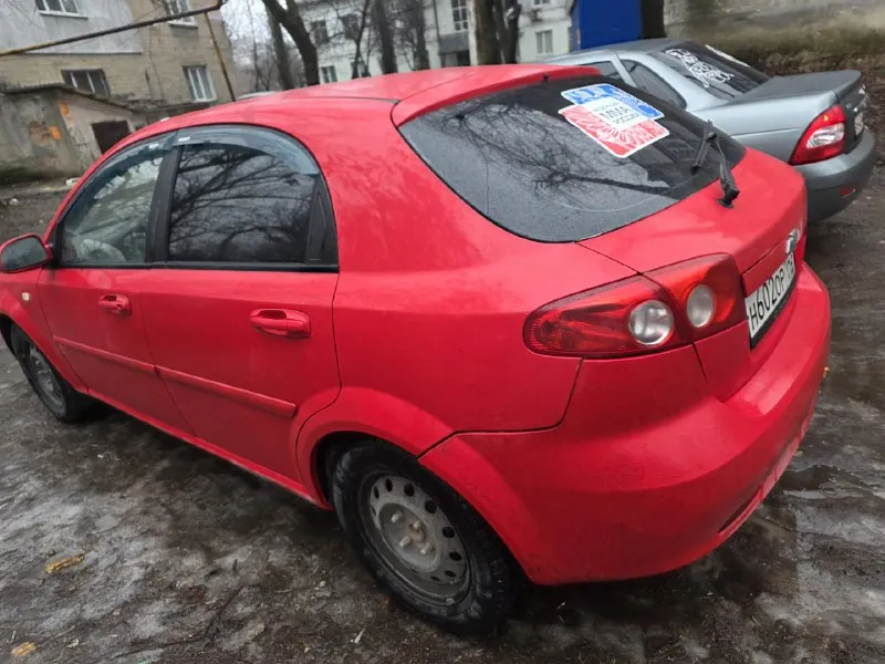 Продам лачетти цена 300.000 тр без торга ребята я собственник, машина на полном ходу, езжу каждый день. подвеска, двигатель на 5 +, бегает как нужно. визуально, да есть моменты, но не критично. сколы царапины, от того и цена ниже рынка. все расходники были заменены в декабре. причина продажи нужен автомобиль высокой проходимости для службы. 79490419914 иван донецк все вопросы по телефону. .. бегает на 5 + тест драйв покупателю. 📞 звоните: +7(949)0419914 - фотография - 4