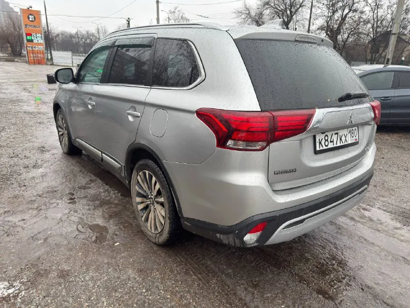 Mitsubishi outlander год выпуска: 2019 тип кпп: автоматическая объем двигателя: 2.4 литра тип топлива: бензин пробег: 90 000 км цена: 💥 2 250 000 ₽💥 дополнительная информация: состояние нового авто полный привод 7 мест бесключевой доступ кожаный салон двух-зонный климат контроль подогревы сидений электропривод сидений полный электропакет мультируль led оптика парктроники активная передняя камера камера заднего вида электропривод багажника технически в отличном состоянии кредитование на выгодных для вас условиях! 📞 🇷🇺 +7 949 509 3428 +7 949 839 2499 - фотография - 3