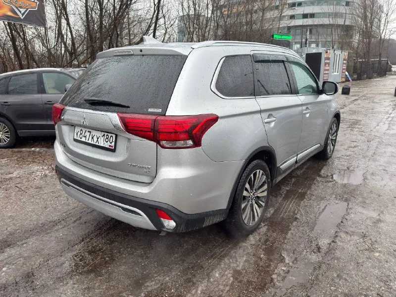 Mitsubishi outlander год выпуска: 2019 тип кпп: автоматическая объем двигателя: 2.4 литра тип топлива: бензин пробег: 90 000 км цена: 💥 2 250 000 ₽💥 дополнительная информация: состояние нового авто полный привод 7 мест бесключевой доступ кожаный салон двух-зонный климат контроль подогревы сидений электропривод сидений полный электропакет мультируль led оптика парктроники активная передняя камера камера заднего вида электропривод багажника технически в отличном состоянии кредитование на выгодных для вас условиях! 📞 🇷🇺 +7 949 509 3428 +7 949 839 2499 - фотография - 5