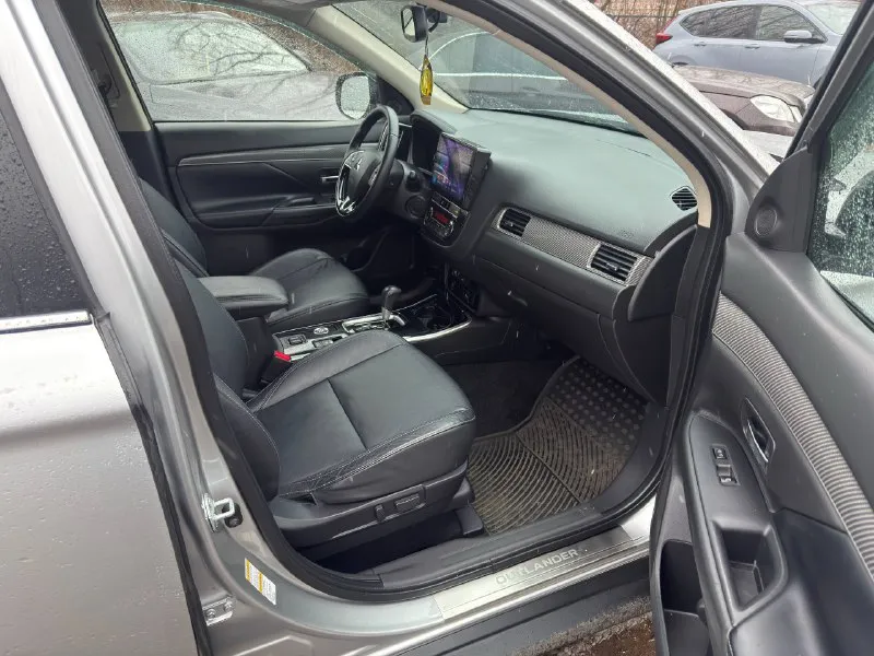 Mitsubishi outlander год выпуска: 2019 тип кпп: автоматическая объем двигателя: 2.4 литра тип топлива: бензин пробег: 90 000 км цена: 💥 2 250 000 ₽💥 дополнительная информация: состояние нового авто полный привод 7 мест бесключевой доступ кожаный салон двух-зонный климат контроль подогревы сидений электропривод сидений полный электропакет мультируль led оптика парктроники активная передняя камера камера заднего вида электропривод багажника технически в отличном состоянии кредитование на выгодных для вас условиях! 📞 🇷🇺 +7 949 509 3428 +7 949 839 2499 - фотография - 7