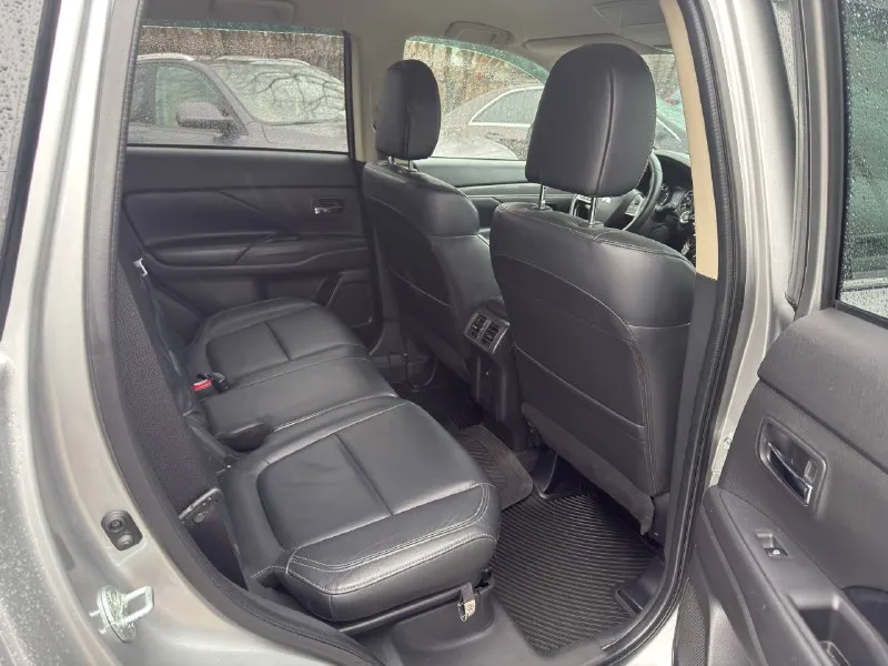 Mitsubishi outlander год выпуска: 2019 тип кпп: автоматическая объем двигателя: 2.4 литра тип топлива: бензин пробег: 90 000 км цена: 💥 2 250 000 ₽💥 дополнительная информация: состояние нового авто полный привод 7 мест бесключевой доступ кожаный салон двух-зонный климат контроль подогревы сидений электропривод сидений полный электропакет мультируль led оптика парктроники активная передняя камера камера заднего вида электропривод багажника технически в отличном состоянии кредитование на выгодных для вас условиях! 📞 🇷🇺 +7 949 509 3428 +7 949 839 2499 - фотография - 8