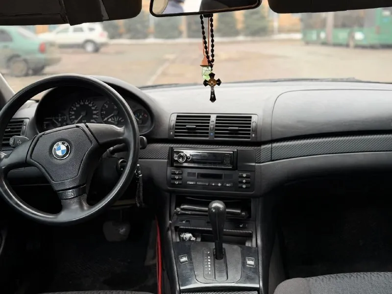 Продам bmw e46 на полном ходу мотор 1.9л обслужен не троит не дымит тянет отлично. коробка автомат работает без нареканий. по ходовой всё отлично. салон в отличном состоянии. электрика вся рабочая, печка дует, кондёр работает. по кузову есть моменты не критичные на фото видно все силовые части целые. также установлено литьё r17 на зимней резине, стоит неплохая музыка, тонер в круг. по документам полный порядок, по желанию предоставлю диагностическую карту. цену вижу 475.000₽ быстрым и адекватным торг) город донецк +79494017077 - фотография - 5