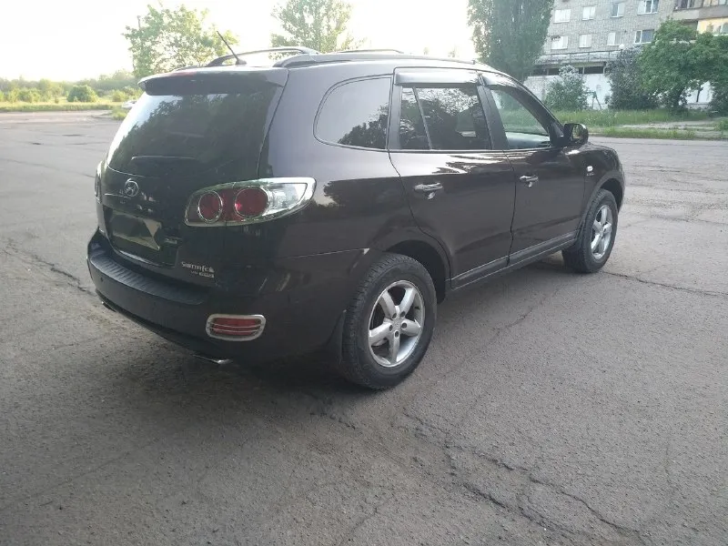 Продам hyundai санта фе 4wd 2006 год объем 2.7 двигатель стоит контрактный с пробегом 89т. к машина полностью обслужиная,2 комплекта резины за машиной следили все меняется вовремя. масло не ест от слова совсем. по машине работает все старый двигатель отдам в придачу цена 1100000₽ разумный торг возле автомобиля осмотр г. торез +79493742155 📞 звоните: +7(949)3742155 - фотография - 2