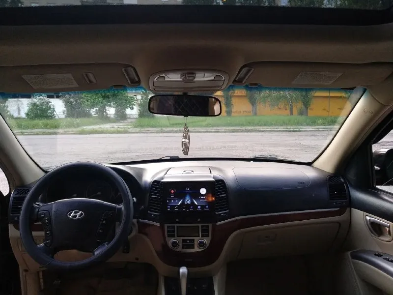 Продам hyundai санта фе 4wd 2006 год объем 2.7 двигатель стоит контрактный с пробегом 89т. к машина полностью обслужиная,2 комплекта резины за машиной следили все меняется вовремя. масло не ест от слова совсем. по машине работает все старый двигатель отдам в придачу цена 1100000₽ разумный торг возле автомобиля осмотр г. торез +79493742155 📞 звоните: +7(949)3742155 - фотография - 4