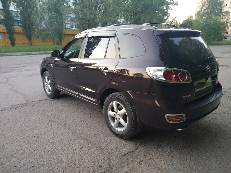 Продам hyundai санта фе 4wd 2006 год объем 2.7 двигатель стоит контрактный с пробегом 89т. к машина полностью обслужиная,2 комплекта резины за машиной следили все меняется вовремя. масло не ест от слова совсем. по машине работает все старый двигатель отдам в придачу цена 1100000₽ разумный торг возле автомобиля осмотр г. торез +79493742155 📞 звоните: +7(949)3742155 - фотография - 6
