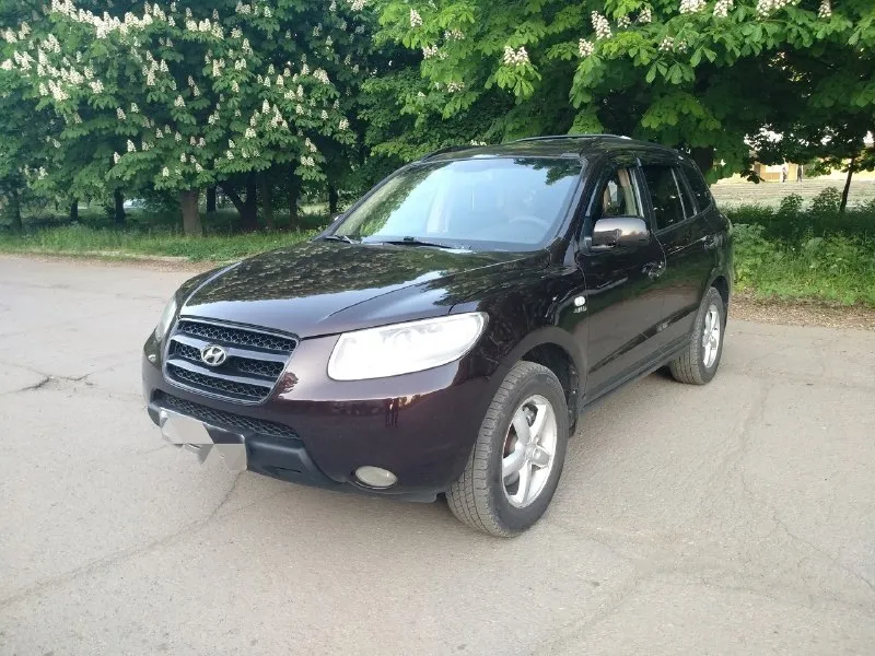 Продам hyundai санта фе 4wd 2006 год объем 2.7 двигатель стоит контрактный с пробегом 89т. к машина полностью обслужиная,2 комплекта резины за машиной следили все меняется вовремя. масло не ест от слова совсем. по машине работает все старый двигатель отдам в придачу цена 1100000₽ разумный торг возле автомобиля осмотр г. торез +79493742155 📞 звоните: +7(949)3742155 - фотография - 7