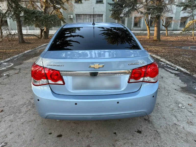 Продам chevrolet cruze мотор 1.6 акпп пробег 185 тыс. подтвержден автотекой и состоянием автомобиля. кузов в родном окрасе! без дтп. гнили и ржавчины также нет. по технике все отлично. мотор работает ровно, масло не кушает не дымит. 10 тыс назад заменен комплект грм вместе с помпой. в коробке свежее масло. акпп не пинает переключает как положено. ходовая сбитая. работает каждая кнопочка, кондер заправлен. богатая комплектация: 4 стеклоподъемника, мультируль, abs, esp, кондиционер итд. два комплекта колес зима -лето. автомобиль без вложений. оформление любое. цена 735 торг у капота тел +7 (949) 633-94-54 📞 звоните: +7(949)6339454 - фотография - 2