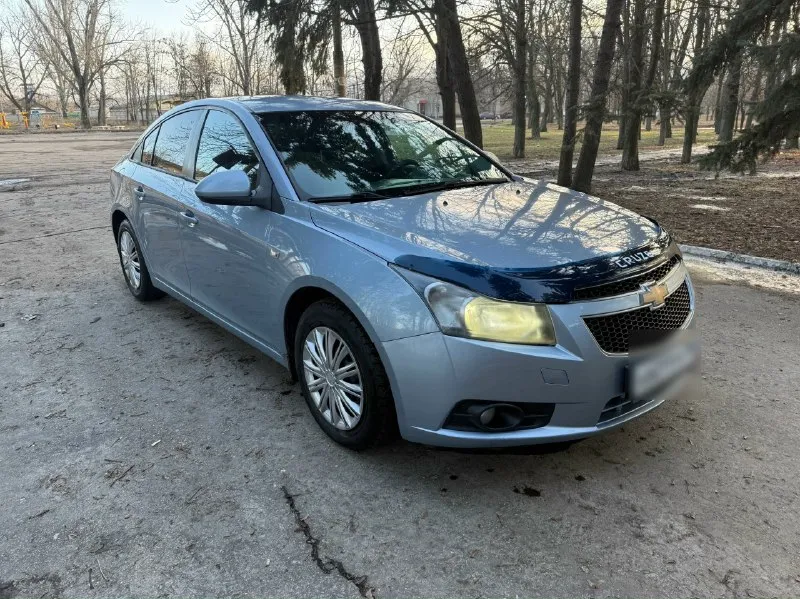 Продам chevrolet cruze мотор 1.6 акпп пробег 185 тыс. подтвержден автотекой и состоянием автомобиля. кузов в родном окрасе! без дтп. гнили и ржавчины также нет. по технике все отлично. мотор работает ровно, масло не кушает не дымит. 10 тыс назад заменен комплект грм вместе с помпой. в коробке свежее масло. акпп не пинает переключает как положено. ходовая сбитая. работает каждая кнопочка, кондер заправлен. богатая комплектация: 4 стеклоподъемника, мультируль, abs, esp, кондиционер итд. два комплекта колес зима -лето. автомобиль без вложений. оформление любое. цена 735 торг у капота тел +7 (949) 633-94-54 📞 звоните: +7(949)6339454 - фотография - 3