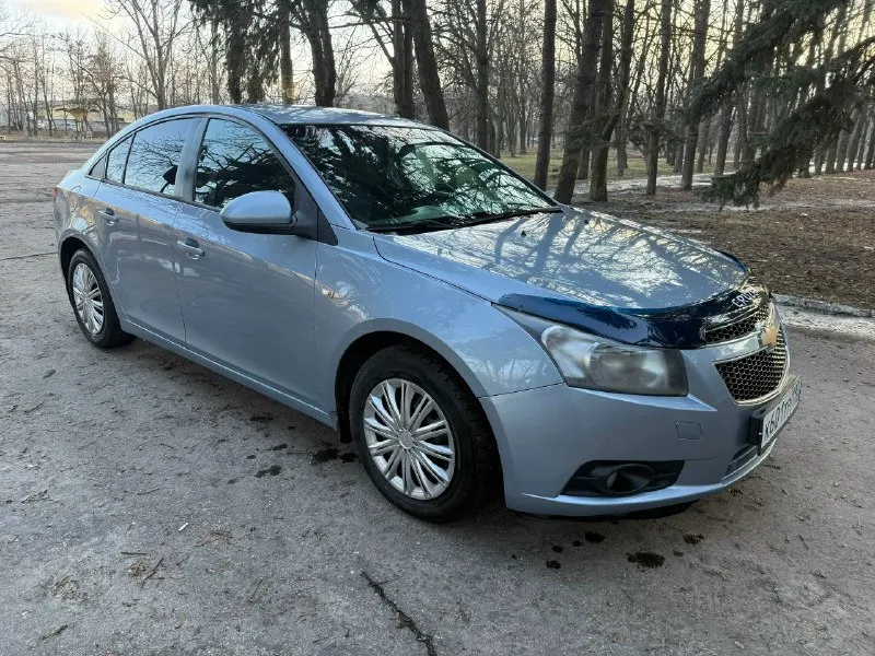 Продам chevrolet cruze мотор 1.6 акпп пробег 185 тыс. подтвержден автотекой и состоянием автомобиля. кузов в родном окрасе! без дтп. гнили и ржавчины также нет. по технике все отлично. мотор работает ровно, масло не кушает не дымит. 10 тыс назад заменен комплект грм вместе с помпой. в коробке свежее масло. акпп не пинает переключает как положено. ходовая сбитая. работает каждая кнопочка, кондер заправлен. богатая комплектация: 4 стеклоподъемника, мультируль, abs, esp, кондиционер итд. два комплекта колес зима -лето. автомобиль без вложений. оформление любое. цена 735 торг у капота тел +7 (949) 633-94-54 📞 звоните: +7(949)6339454 - фотография - 4