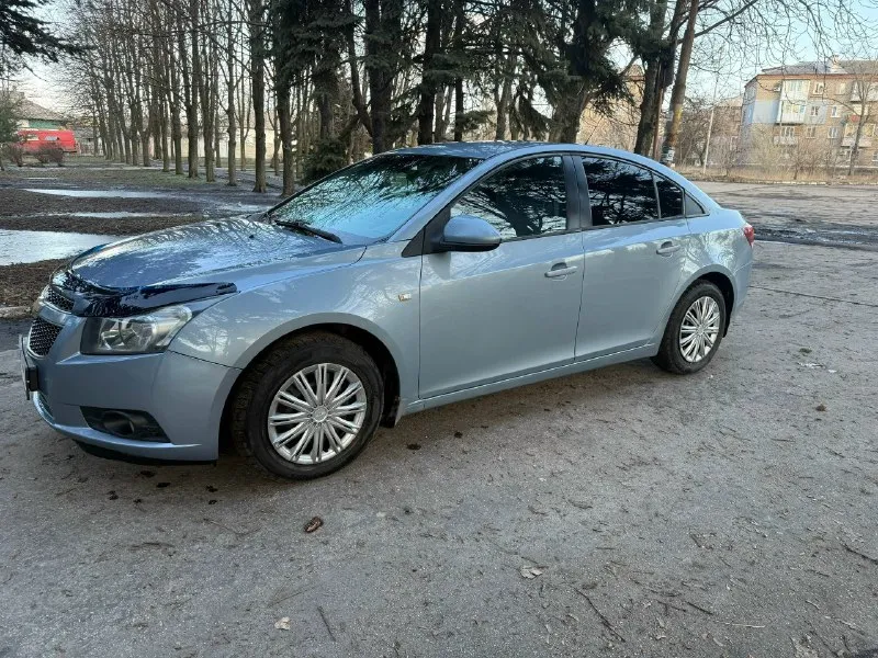 Продам chevrolet cruze мотор 1.6 акпп пробег 185 тыс. подтвержден автотекой и состоянием автомобиля. кузов в родном окрасе! без дтп. гнили и ржавчины также нет. по технике все отлично. мотор работает ровно, масло не кушает не дымит. 10 тыс назад заменен комплект грм вместе с помпой. в коробке свежее масло. акпп не пинает переключает как положено. ходовая сбитая. работает каждая кнопочка, кондер заправлен. богатая комплектация: 4 стеклоподъемника, мультируль, abs, esp, кондиционер итд. два комплекта колес зима -лето. автомобиль без вложений. оформление любое. цена 735 торг у капота тел +7 (949) 633-94-54 📞 звоните: +7(949)6339454 - фотография - 5