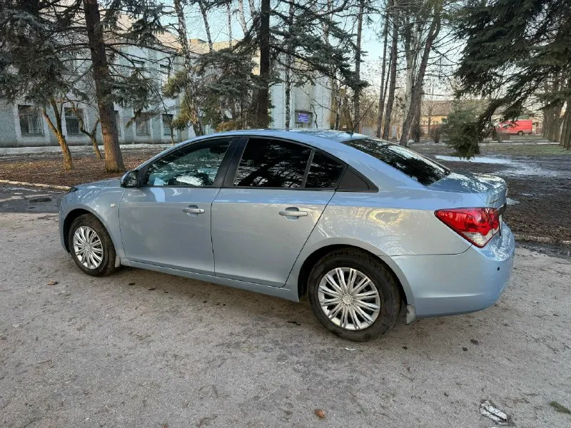 Продам chevrolet cruze мотор 1.6 акпп пробег 185 тыс. подтвержден автотекой и состоянием автомобиля. кузов в родном окрасе! без дтп. гнили и ржавчины также нет. по технике все отлично. мотор работает ровно, масло не кушает не дымит. 10 тыс назад заменен комплект грм вместе с помпой. в коробке свежее масло. акпп не пинает переключает как положено. ходовая сбитая. работает каждая кнопочка, кондер заправлен. богатая комплектация: 4 стеклоподъемника, мультируль, abs, esp, кондиционер итд. два комплекта колес зима -лето. автомобиль без вложений. оформление любое. цена 735 торг у капота тел +7 (949) 633-94-54 📞 звоните: +7(949)6339454 - фотография - 6