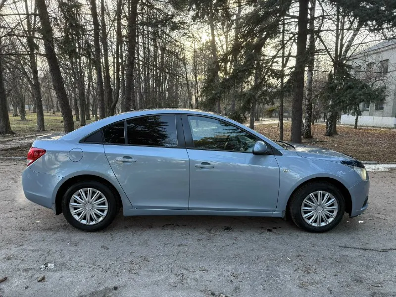 Продам chevrolet cruze мотор 1.6 акпп пробег 185 тыс. подтвержден автотекой и состоянием автомобиля. кузов в родном окрасе! без дтп. гнили и ржавчины также нет. по технике все отлично. мотор работает ровно, масло не кушает не дымит. 10 тыс назад заменен комплект грм вместе с помпой. в коробке свежее масло. акпп не пинает переключает как положено. ходовая сбитая. работает каждая кнопочка, кондер заправлен. богатая комплектация: 4 стеклоподъемника, мультируль, abs, esp, кондиционер итд. два комплекта колес зима -лето. автомобиль без вложений. оформление любое. цена 735 торг у капота тел +7 (949) 633-94-54 📞 звоните: +7(949)6339454 - фотография - 7