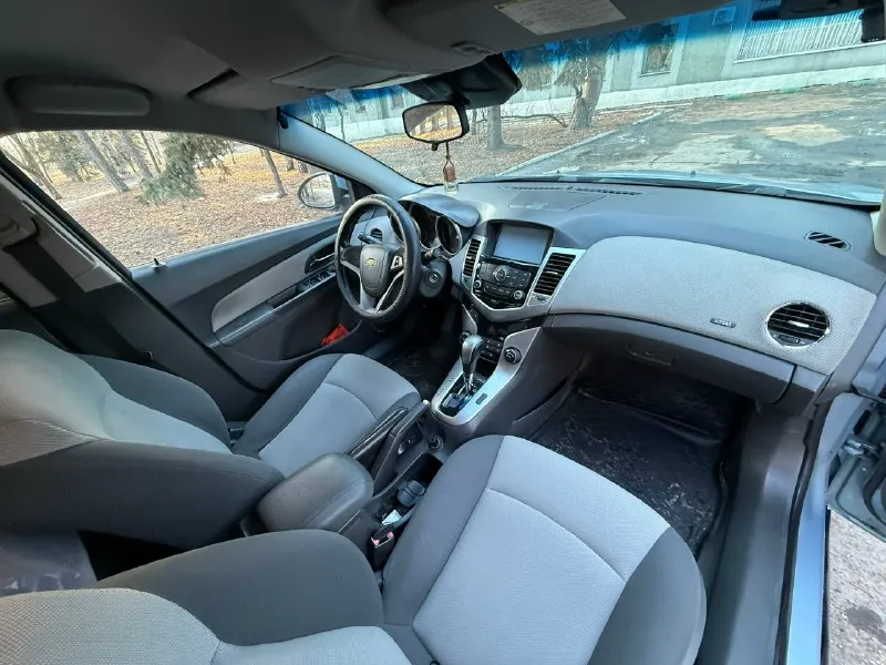 Продам chevrolet cruze мотор 1.6 акпп пробег 185 тыс. подтвержден автотекой и состоянием автомобиля. кузов в родном окрасе! без дтп. гнили и ржавчины также нет. по технике все отлично. мотор работает ровно, масло не кушает не дымит. 10 тыс назад заменен комплект грм вместе с помпой. в коробке свежее масло. акпп не пинает переключает как положено. ходовая сбитая. работает каждая кнопочка, кондер заправлен. богатая комплектация: 4 стеклоподъемника, мультируль, abs, esp, кондиционер итд. два комплекта колес зима -лето. автомобиль без вложений. оформление любое. цена 735 торг у капота тел +7 (949) 633-94-54 📞 звоните: +7(949)6339454 - фотография - 8