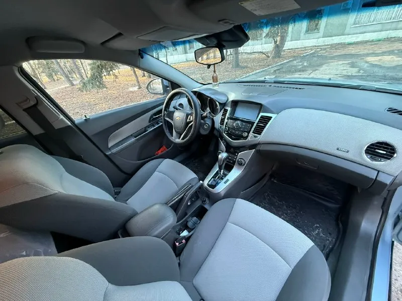 Продам chevrolet cruze мотор 1.6 акпп пробег 185 тыс. подтвержден автотекой и состоянием автомобиля. кузов в родном окрасе! без дтп. гнили и ржавчины также нет. по технике все отлично. мотор работает ровно, масло не кушает не дымит. 10 тыс назад заменен комплект грм вместе с помпой. в коробке свежее масло. акпп не пинает переключает как положено. ходовая сбитая. работает каждая кнопочка, кондер заправлен. богатая комплектация: 4 стеклоподъемника, мультируль, abs, esp, кондиционер итд. два комплекта колес зима -лето. автомобиль без вложений. оформление любое. цена 735 торг у капота тел +7 (949) 633-94-54 📞 звоните: +7(949)6339454 - фотография - 9