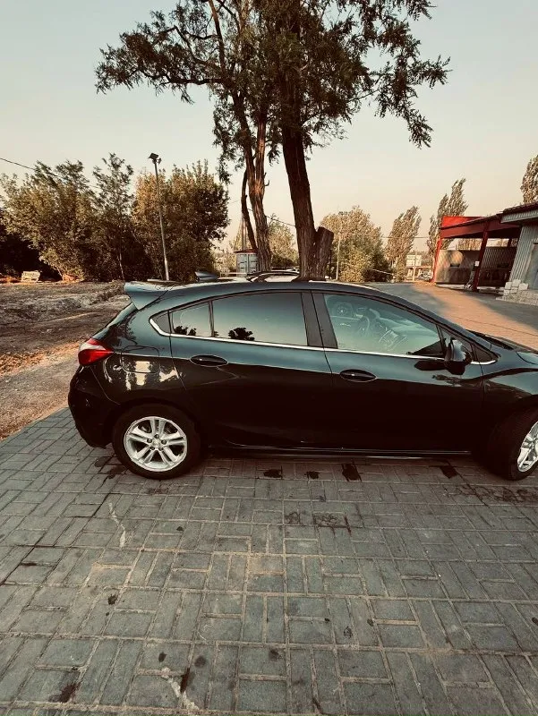 ✅автомобиль: chevrolet cruze j400 ✅год: 2017 ✅пробег: 190 тыс. км ✅объем: 1.4 t ✅цена: 1 100 000 руб. торг ✅телефон: +79493146127 авто в отличном техническом состоянии - сел и поехал. на 180000км. был заменен двигатель на новый! ( не восстановленный б\у). двигатель прошел обкатку и пробег на нем менее 10000км. по лкп есть сколы/царапины. красился перед. по ходовой все отлично, заменены тормозные диски/колодки, передние рычаги, рулевые наконечники. в авто установлены качественные линзы с led лампами, свет топ! хорошая штатная мультимедия с carplay/андроидавто. присутствуют кондиционер, парктроник, штатная камера заднего вида с динамическими линиями, датчик света, датчики давления в шинах, помощь при трогании в горку!черный потолок! abs, tcs (отключаемая). авто продается с зимней резиной и летней резиной. 📞 звоните: +7(949)3146127 - фотография - 2