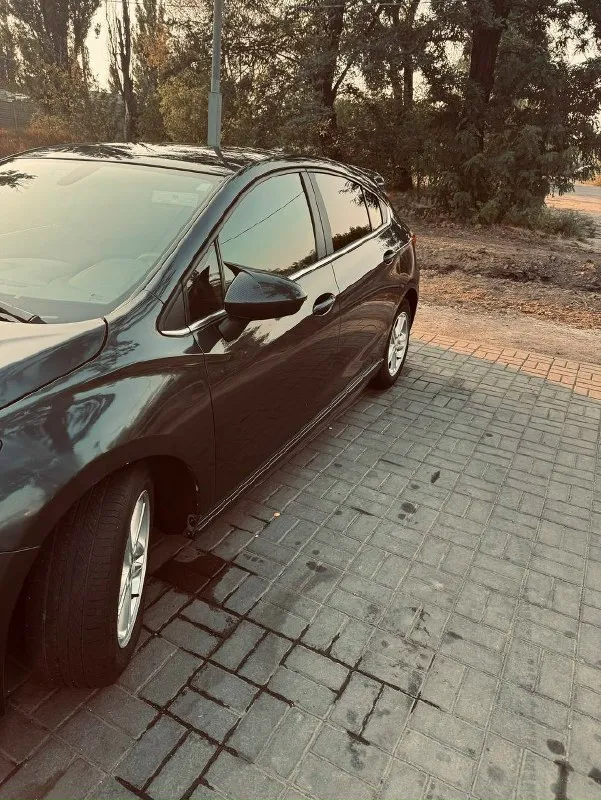 ✅автомобиль: chevrolet cruze j400 ✅год: 2017 ✅пробег: 190 тыс. км ✅объем: 1.4 t ✅цена: 1 100 000 руб. торг ✅телефон: +79493146127 авто в отличном техническом состоянии - сел и поехал. на 180000км. был заменен двигатель на новый! ( не восстановленный б\у). двигатель прошел обкатку и пробег на нем менее 10000км. по лкп есть сколы/царапины. красился перед. по ходовой все отлично, заменены тормозные диски/колодки, передние рычаги, рулевые наконечники. в авто установлены качественные линзы с led лампами, свет топ! хорошая штатная мультимедия с carplay/андроидавто. присутствуют кондиционер, парктроник, штатная камера заднего вида с динамическими линиями, датчик света, датчики давления в шинах, помощь при трогании в горку!черный потолок! abs, tcs (отключаемая). авто продается с зимней резиной и летней резиной. 📞 звоните: +7(949)3146127 - фотография - 3