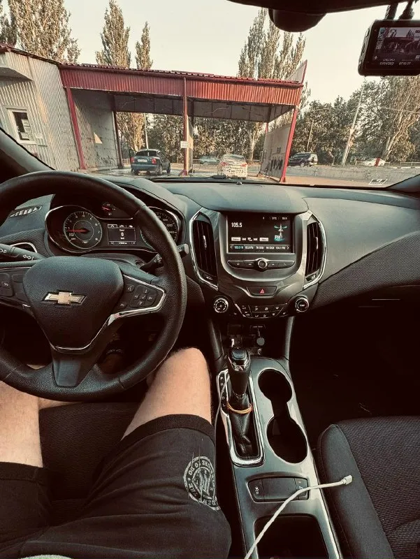 ✅автомобиль: chevrolet cruze j400 ✅год: 2017 ✅пробег: 190 тыс. км ✅объем: 1.4 t ✅цена: 1 100 000 руб. торг ✅телефон: +79493146127 авто в отличном техническом состоянии - сел и поехал. на 180000км. был заменен двигатель на новый! ( не восстановленный б\у). двигатель прошел обкатку и пробег на нем менее 10000км. по лкп есть сколы/царапины. красился перед. по ходовой все отлично, заменены тормозные диски/колодки, передние рычаги, рулевые наконечники. в авто установлены качественные линзы с led лампами, свет топ! хорошая штатная мультимедия с carplay/андроидавто. присутствуют кондиционер, парктроник, штатная камера заднего вида с динамическими линиями, датчик света, датчики давления в шинах, помощь при трогании в горку!черный потолок! abs, tcs (отключаемая). авто продается с зимней резиной и летней резиной. 📞 звоните: +7(949)3146127 - фотография - 4