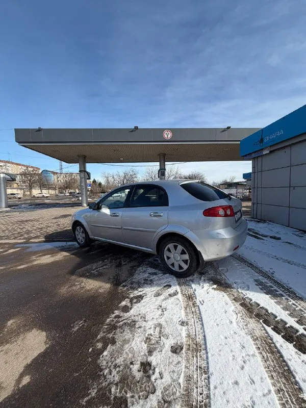Продам chevrolet лачети 2005 года выпуска. двигатель объемом 1.6. механическая 5-ст. кпп пробег 211 тыс. км. автомобиль в хорошем состоянии. двигатель работает хорошо, не троит, не дымит. подкапотное пространство сухое, никаких подтеков. кпп работает хорошо. подвеска мягкая. приятный салон. комплектация: гур, электромтеклоподьемники, кондиционер. установлена сигнализация с центральным замком. машинка на полном ходу. автомобиль находится в г. донецке. цена 390 тыс. рублей. торг реальному покупателю. +79495339607, +79494458467. тг для связи по этим номерам. 📲 tg: @e_078_a 📞 звоните: +7(949)5339607 - фотография - 2