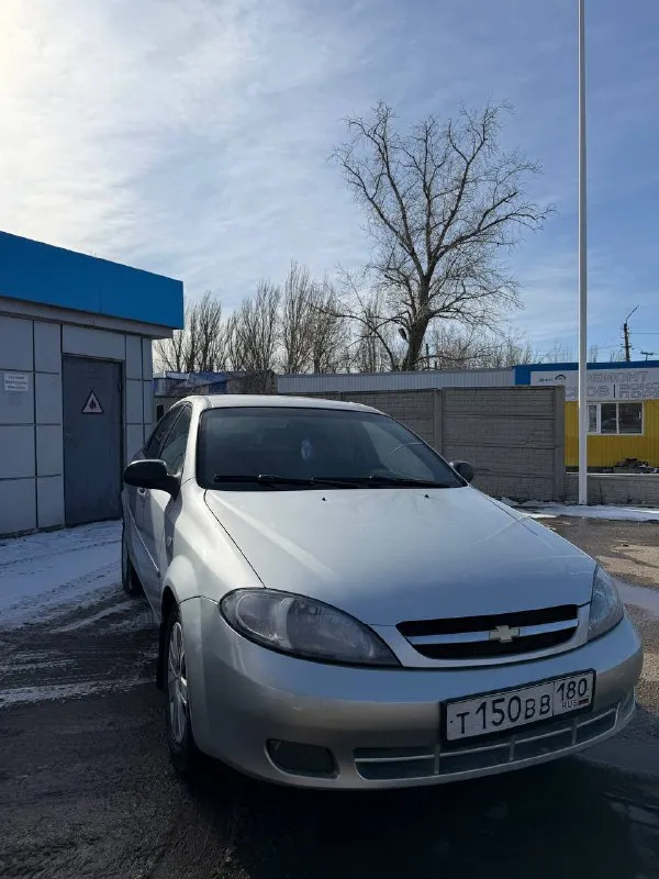 Продам chevrolet лачети 2005 года выпуска. двигатель объемом 1.6. механическая 5-ст. кпп пробег 211 тыс. км. автомобиль в хорошем состоянии. двигатель работает хорошо, не троит, не дымит. подкапотное пространство сухое, никаких подтеков. кпп работает хорошо. подвеска мягкая. приятный салон. комплектация: гур, электромтеклоподьемники, кондиционер. установлена сигнализация с центральным замком. машинка на полном ходу. автомобиль находится в г. донецке. цена 390 тыс. рублей. торг реальному покупателю. +79495339607, +79494458467. тг для связи по этим номерам. 📲 tg: @e_078_a 📞 звоните: +7(949)5339607 - фотография - 3