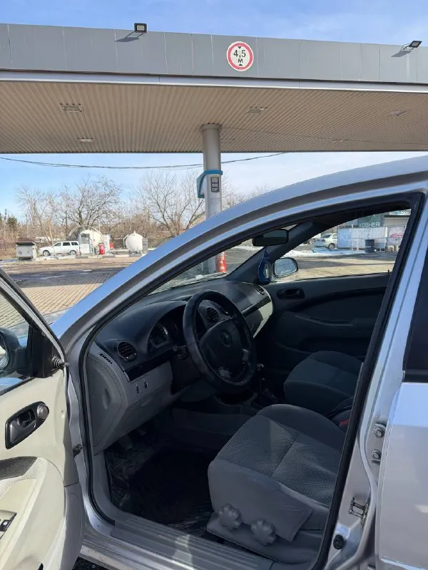 Продам chevrolet лачети 2005 года выпуска. двигатель объемом 1.6. механическая 5-ст. кпп пробег 211 тыс. км. автомобиль в хорошем состоянии. двигатель работает хорошо, не троит, не дымит. подкапотное пространство сухое, никаких подтеков. кпп работает хорошо. подвеска мягкая. приятный салон. комплектация: гур, электромтеклоподьемники, кондиционер. установлена сигнализация с центральным замком. машинка на полном ходу. автомобиль находится в г. донецке. цена 390 тыс. рублей. торг реальному покупателю. +79495339607, +79494458467. тг для связи по этим номерам. 📲 tg: @e_078_a 📞 звоните: +7(949)5339607 - фотография - 4