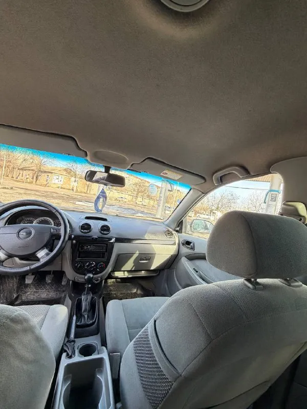 Продам chevrolet лачети 2005 года выпуска. двигатель объемом 1.6. механическая 5-ст. кпп пробег 211 тыс. км. автомобиль в хорошем состоянии. двигатель работает хорошо, не троит, не дымит. подкапотное пространство сухое, никаких подтеков. кпп работает хорошо. подвеска мягкая. приятный салон. комплектация: гур, электромтеклоподьемники, кондиционер. установлена сигнализация с центральным замком. машинка на полном ходу. автомобиль находится в г. донецке. цена 390 тыс. рублей. торг реальному покупателю. +79495339607, +79494458467. тг для связи по этим номерам. 📲 tg: @e_078_a 📞 звоните: +7(949)5339607 - фотография - 5