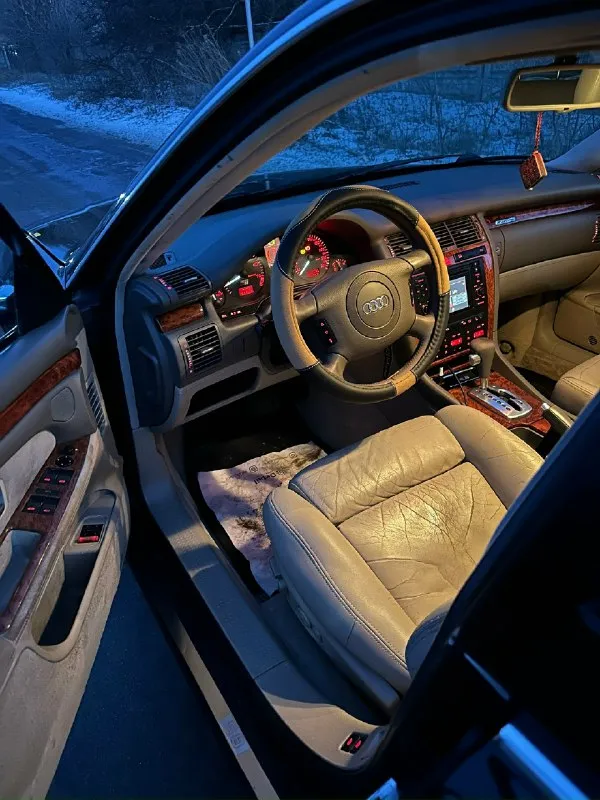 ❗️продам audi s8 d2 рестайлинг ❗️ год выпуска 2000 мотор 4.2 (aqh) 360 л. с. коробка: автомат пробег: 265.000 км. ✅цена: 700.000 руб. 📑 юридически абсолютно чистая, любое переоформление без проблем! я 1 хозяин по птс, по факту 3 ♻автомобиль в отличном состоянии. кузов без коррозии полностью алюминиевый, имеются возрастные моменты по лкп, сколы. салон в отличном состоянии для своих лет. вложений никаких не требует, 20 тыс. км назад менялся грм, сальники коленвала и распредвалов, частичная замена масла в коробке, течей по мотору нет. 🛞 2 комплекта резины зима r18 245/50, "triangle", лето r19 245/50 "marshal". 2 ключа, ♻комплектация: 2-х зонный климат контроль, подогрев передних/задних сидений, круиз контроль, солнечная батарея(люк) работает, электрорегулировка сидений во всех плоскостях, сиденья recaro, электрорегулировка подогрев боковых зеркал, центральный замок, стеклоподъемники, 8 подушек безопасности, шторки боковые механические, шторка заднего ветрового стекла электр 📞 звоните: +7(949)3305653 - фотография - 4
