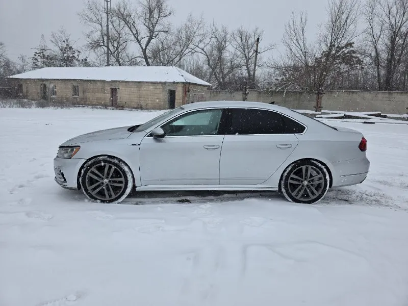 Продам пассат р лайн 2017год, 1.8 турбо (прошит до 220 лошадей, самая лучшая и качественная прошивка), по машине полный порядок. пробег 129 000 км, хороший торг у капота. цена 1 699 000 руб по вопросам звоните ±79496420594 📲 tg: @tigr_24na7 📞 +7(949)6420594 📲 tg: @tigr_24na7 📞 звоните: +7(949)6420594 - фотография - 2