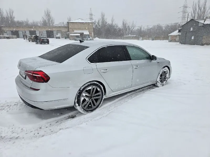 Продам пассат р лайн 2017год, 1.8 турбо (прошит до 220 лошадей, самая лучшая и качественная прошивка), по машине полный порядок. пробег 129 000 км, хороший торг у капота. цена 1 699 000 руб по вопросам звоните ±79496420594 📲 tg: @tigr_24na7 📞 +7(949)6420594 📲 tg: @tigr_24na7 📞 звоните: +7(949)6420594 - фотография - 3