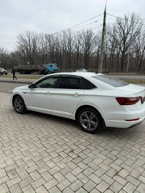 Автор: продам volkswagen jetta 1.4 r-line at 2019 года 7 поколение в отличном состоянии, не требует никаких вложений. за машину не стыдно. 17-дюймовые колёса; противотуманные фары; двухцветные кожаные сиденья; панорамный люк; монитор слепых зон; автоматический двухзонный климат-контроль; бесключевой доступ с запуском кнопкой. датчики давления в покрышках, система контроля слепых зон, круиз с контролем столкновения камера заднего вида электроподогрев руля, передних и задних сидений функция «проводи меня домой» динамическое освещение поворотов вспомогательная система торможения (bas) ассистент выезда с парковки замена масла в двигателе была произведена на 128000 замена масла в коробке на 127000, полная замена тосола в комплекте зимняя и летняя резина 2 000 000 ₽/торг +7 (949) 736-05-60 - сергей. . !!!наш телеграм канал [ бесплатное размещение за репост!!! правила сообщества [ мы в мах [ [ 📞 звоните: +7(949)7360560 - фотография - 1