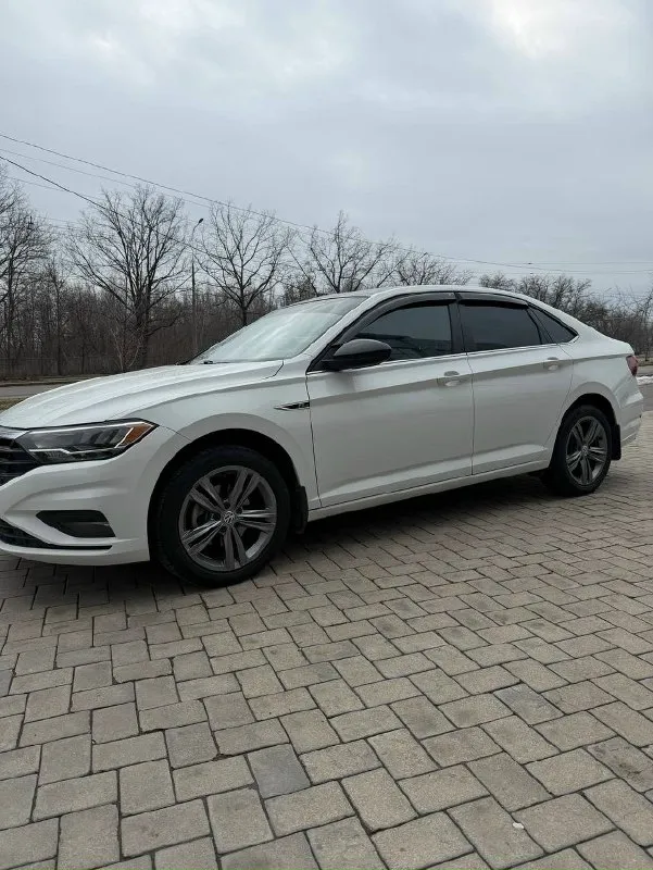 Автор: продам volkswagen jetta 1.4 r-line at 2019 года 7 поколение в отличном состоянии, не требует никаких вложений. за машину не стыдно. 17-дюймовые колёса; противотуманные фары; двухцветные кожаные сиденья; панорамный люк; монитор слепых зон; автоматический двухзонный климат-контроль; бесключевой доступ с запуском кнопкой. датчики давления в покрышках, система контроля слепых зон, круиз с контролем столкновения камера заднего вида электроподогрев руля, передних и задних сидений функция «проводи меня домой» динамическое освещение поворотов вспомогательная система торможения (bas) ассистент выезда с парковки замена масла в двигателе была произведена на 128000 замена масла в коробке на 127000, полная замена тосола в комплекте зимняя и летняя резина 2 000 000 ₽/торг +7 (949) 736-05-60 - сергей. . !!!наш телеграм канал [ бесплатное размещение за репост!!! правила сообщества [ мы в мах [ [ 📞 звоните: +7(949)7360560 - фотография - 2