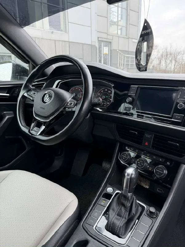 Автор: продам volkswagen jetta 1.4 r-line at 2019 года 7 поколение в отличном состоянии, не требует никаких вложений. за машину не стыдно. 17-дюймовые колёса; противотуманные фары; двухцветные кожаные сиденья; панорамный люк; монитор слепых зон; автоматический двухзонный климат-контроль; бесключевой доступ с запуском кнопкой. датчики давления в покрышках, система контроля слепых зон, круиз с контролем столкновения камера заднего вида электроподогрев руля, передних и задних сидений функция «проводи меня домой» динамическое освещение поворотов вспомогательная система торможения (bas) ассистент выезда с парковки замена масла в двигателе была произведена на 128000 замена масла в коробке на 127000, полная замена тосола в комплекте зимняя и летняя резина 2 000 000 ₽/торг +7 (949) 736-05-60 - сергей. . !!!наш телеграм канал [ бесплатное размещение за репост!!! правила сообщества [ мы в мах [ [ 📞 звоните: +7(949)7360560 - фотография - 4