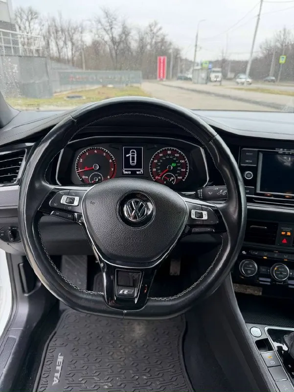 Автор: продам volkswagen jetta 1.4 r-line at 2019 года 7 поколение в отличном состоянии, не требует никаких вложений. за машину не стыдно. 17-дюймовые колёса; противотуманные фары; двухцветные кожаные сиденья; панорамный люк; монитор слепых зон; автоматический двухзонный климат-контроль; бесключевой доступ с запуском кнопкой. датчики давления в покрышках, система контроля слепых зон, круиз с контролем столкновения камера заднего вида электроподогрев руля, передних и задних сидений функция «проводи меня домой» динамическое освещение поворотов вспомогательная система торможения (bas) ассистент выезда с парковки замена масла в двигателе была произведена на 128000 замена масла в коробке на 127000, полная замена тосола в комплекте зимняя и летняя резина 2 000 000 ₽/торг +7 (949) 736-05-60 - сергей. . !!!наш телеграм канал [ бесплатное размещение за репост!!! правила сообщества [ мы в мах [ [ 📞 звоните: +7(949)7360560 - фотография - 5