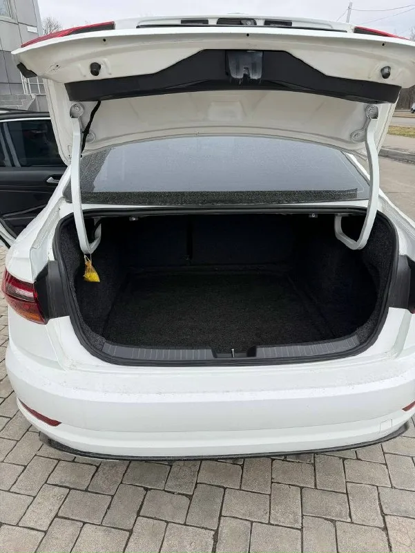 Автор: продам volkswagen jetta 1.4 r-line at 2019 года 7 поколение в отличном состоянии, не требует никаких вложений. за машину не стыдно. 17-дюймовые колёса; противотуманные фары; двухцветные кожаные сиденья; панорамный люк; монитор слепых зон; автоматический двухзонный климат-контроль; бесключевой доступ с запуском кнопкой. датчики давления в покрышках, система контроля слепых зон, круиз с контролем столкновения камера заднего вида электроподогрев руля, передних и задних сидений функция «проводи меня домой» динамическое освещение поворотов вспомогательная система торможения (bas) ассистент выезда с парковки замена масла в двигателе была произведена на 128000 замена масла в коробке на 127000, полная замена тосола в комплекте зимняя и летняя резина 2 000 000 ₽/торг +7 (949) 736-05-60 - сергей. . !!!наш телеграм канал [ бесплатное размещение за репост!!! правила сообщества [ мы в мах [ [ 📞 звоните: +7(949)7360560 - фотография - 6