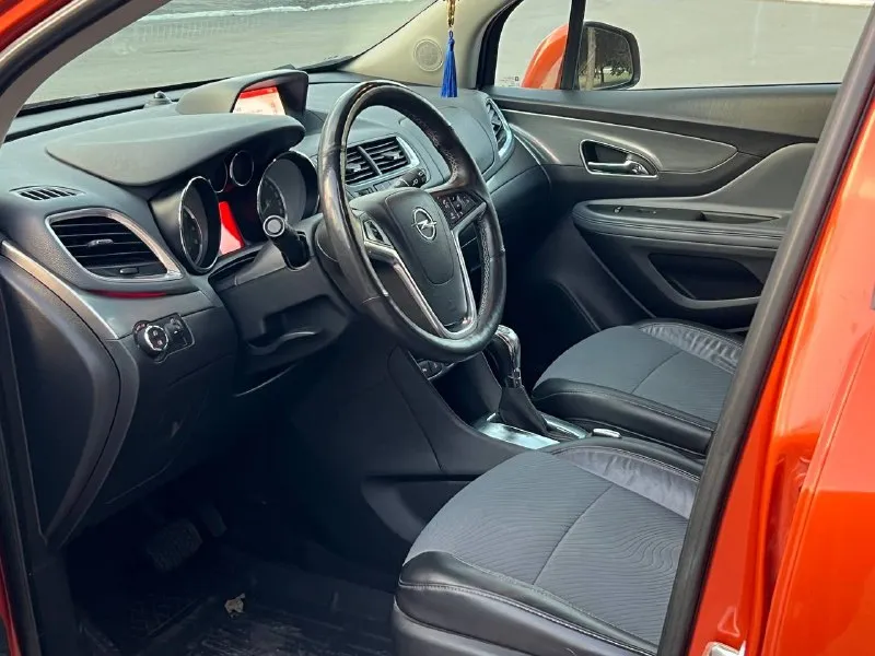 Opel mokka 2013 год выпуска. двигатель: 1.8 бензин. пробег 142.000 км. кпп: автомат(гидротрансформатор) 4х4 (полный привод) хорошая комплектация: климат, круиз. датчики света/дождя. адаптивный свет. подогрев сидений/руля. комбинированная кожа. большой монитор. мульти руль. два комплекта новой резины. два ключа. машина полностью обслужена, заменены все тех. жидкости а так же грм. состояние идеальное, никаких абсолютно вложений не требует! цена: 1.550. +79497033871 📞 звоните: +7(949)7033871 - фотография - 10