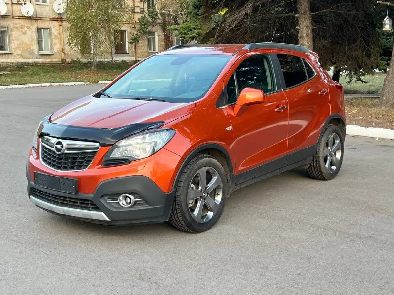 Opel mokka 2013 год выпуска. двигатель: 1.8 бензин. пробег 142.000 км. кпп: автомат(гидротрансформатор) 4х4 (полный привод) хорошая комплектация: климат, круиз. датчики света/дождя. адаптивный свет. подогрев сидений/руля. комбинированная кожа. большой монитор. мульти руль. два комплекта новой резины. два ключа. машина полностью обслужена, заменены все тех. жидкости а так же грм. состояние идеальное, никаких абсолютно вложений не требует! цена: 1.550. +79497033871 📞 звоните: +7(949)7033871 - фотография - 2