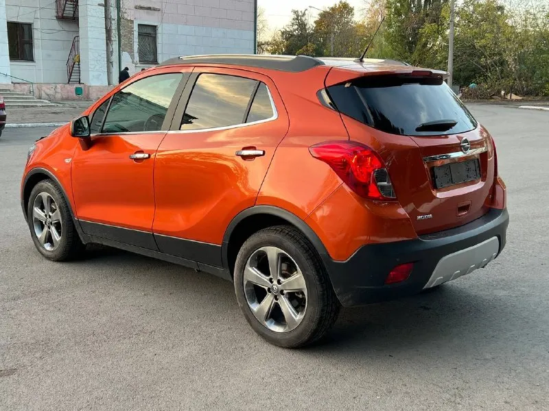 Opel mokka 2013 год выпуска. двигатель: 1.8 бензин. пробег 142.000 км. кпп: автомат(гидротрансформатор) 4х4 (полный привод) хорошая комплектация: климат, круиз. датчики света/дождя. адаптивный свет. подогрев сидений/руля. комбинированная кожа. большой монитор. мульти руль. два комплекта новой резины. два ключа. машина полностью обслужена, заменены все тех. жидкости а так же грм. состояние идеальное, никаких абсолютно вложений не требует! цена: 1.550. +79497033871 📞 звоните: +7(949)7033871 - фотография - 3