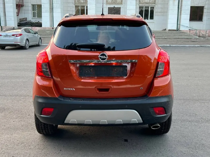 Opel mokka 2013 год выпуска. двигатель: 1.8 бензин. пробег 142.000 км. кпп: автомат(гидротрансформатор) 4х4 (полный привод) хорошая комплектация: климат, круиз. датчики света/дождя. адаптивный свет. подогрев сидений/руля. комбинированная кожа. большой монитор. мульти руль. два комплекта новой резины. два ключа. машина полностью обслужена, заменены все тех. жидкости а так же грм. состояние идеальное, никаких абсолютно вложений не требует! цена: 1.550. +79497033871 📞 звоните: +7(949)7033871 - фотография - 4