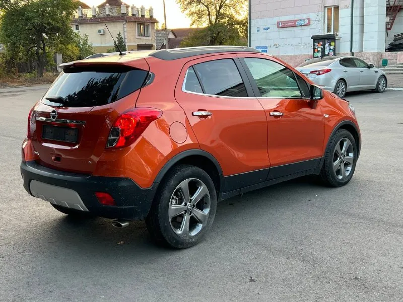 Opel mokka 2013 год выпуска. двигатель: 1.8 бензин. пробег 142.000 км. кпп: автомат(гидротрансформатор) 4х4 (полный привод) хорошая комплектация: климат, круиз. датчики света/дождя. адаптивный свет. подогрев сидений/руля. комбинированная кожа. большой монитор. мульти руль. два комплекта новой резины. два ключа. машина полностью обслужена, заменены все тех. жидкости а так же грм. состояние идеальное, никаких абсолютно вложений не требует! цена: 1.550. +79497033871 📞 звоните: +7(949)7033871 - фотография - 5