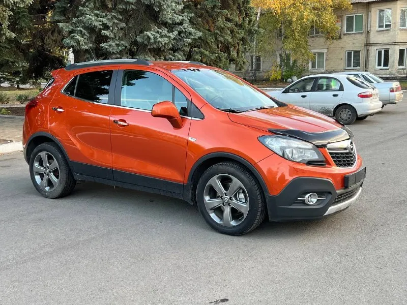 Opel mokka 2013 год выпуска. двигатель: 1.8 бензин. пробег 142.000 км. кпп: автомат(гидротрансформатор) 4х4 (полный привод) хорошая комплектация: климат, круиз. датчики света/дождя. адаптивный свет. подогрев сидений/руля. комбинированная кожа. большой монитор. мульти руль. два комплекта новой резины. два ключа. машина полностью обслужена, заменены все тех. жидкости а так же грм. состояние идеальное, никаких абсолютно вложений не требует! цена: 1.550. +79497033871 📞 звоните: +7(949)7033871 - фотография - 6