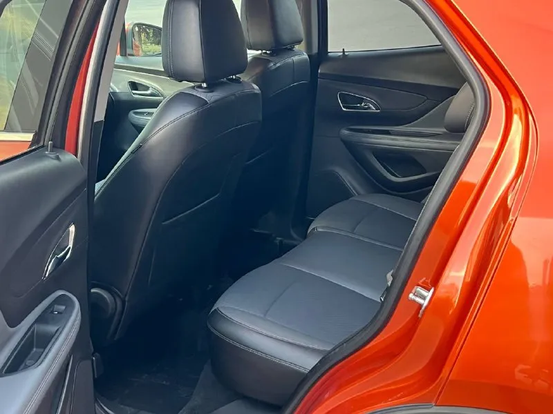 Opel mokka 2013 год выпуска. двигатель: 1.8 бензин. пробег 142.000 км. кпп: автомат(гидротрансформатор) 4х4 (полный привод) хорошая комплектация: климат, круиз. датчики света/дождя. адаптивный свет. подогрев сидений/руля. комбинированная кожа. большой монитор. мульти руль. два комплекта новой резины. два ключа. машина полностью обслужена, заменены все тех. жидкости а так же грм. состояние идеальное, никаких абсолютно вложений не требует! цена: 1.550. +79497033871 📞 звоните: +7(949)7033871 - фотография - 8