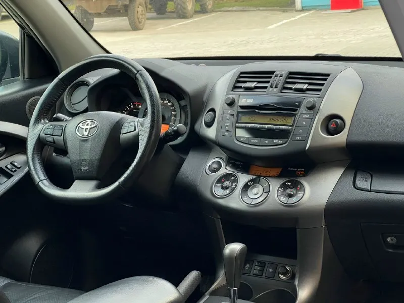 Доброго времени суток ! к вашему вниманию, всеми любимый toyota rav4 rav-4 ! рестайлинг ! в идеальном состоянии, весь обслуженный ! эксплуатация с 2011 года ! с родным пробегом 146 км. родной оригинальный пробег 100% ! мотор 2.0 бензин работает идеально ! коробка автомат, работает идеально ! ходовая вся обслужена ! в автомобиле работает абсолютно все ! вложений не требует абсолютно ! в дтп не участвовал ! комплектация максимальная полный привод - двух зонный климат контроль - без ключевой доступ - кожаный салон - эл. сиденья - бортовой компьютер - датчик дождя также света - полный эл. пакет - мульти руль - круиз контроль - стар / стоп - и многое другое ! цена : 1415 000 руб ! реальному покупателю реальный торг ! таких автомобилей действительно осталось не много ! возможен обмен ! также продажа в кредит ! +79496164247 📞 звоните: +7(949)6164247 - фотография - 9