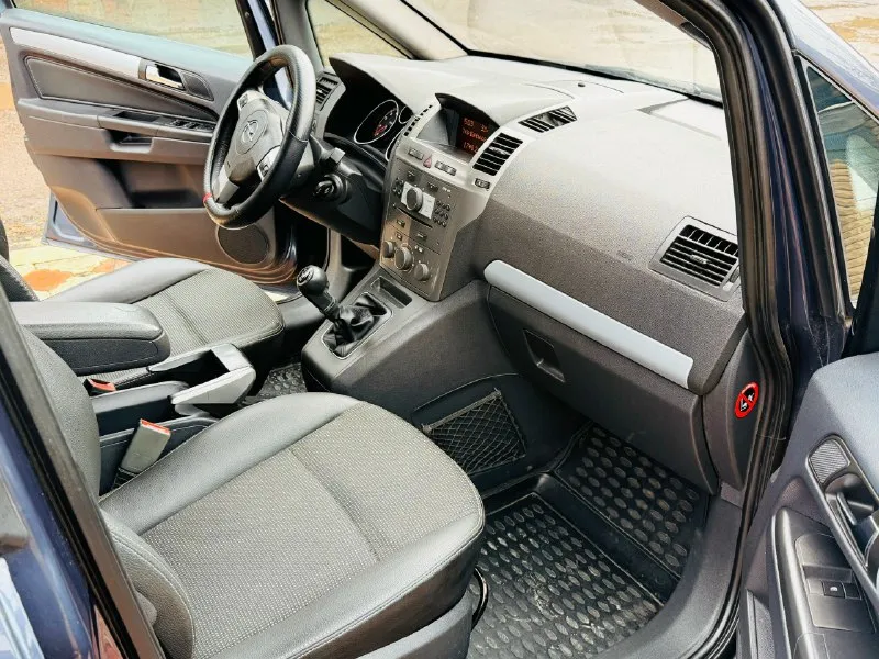 Продам opel зафира минивен 7 мест 1.8 механика 140 л. с 2007 года выпуска авто в отличном состоянии без каких либо вложений обсолютно кузов техника в идеале авто в заводском окрасе авто тека зеленая пробег 204000 родной хорошая комплектация климат контроль круиз контроль полный электро пакет обогревы сидений зеркал датчики света регулировки сидений и многое друго красивый салон кожа ткань состояние нового новая резина авто ухоженное за не го не стыдно звоните в любое время цена 765 торг реальному феникс +79495587838 телеграм 89613916172 📞 звоните: +7(949)5587838 - фотография - 6