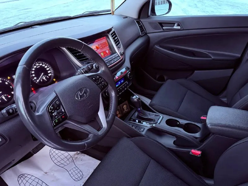 Hyundai tucson 2018г бензин 2.0 автомат автомобиль весь в заводском окрасе! один собственник из самого автосалона! очень комфортный автомобиль! есть все для комфортного вождения! подогрев сидений передних и задних, подогрев руля, камера заднего вида, монитор андроид, парктроник, мульти руль, круиз-контроль, климат-контроль, авто свет, датчик дождя, и многое другое…. есть диагностическая карта в мрэо переоформление помогу!!! юридически автомобиль чист!!! цена 1,860₽срочно все вопросы по тел+79494681080 - фотография - 9