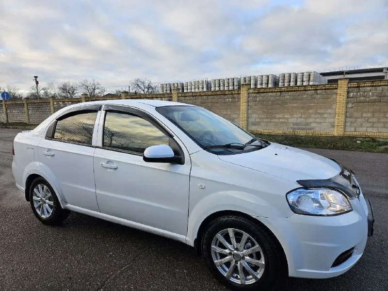 Продам. chevrolet aveo 2011г мотор 1.4 в хорошем состоянии с документами порядок. цена 495.000р +79493634866 - фотография - 2