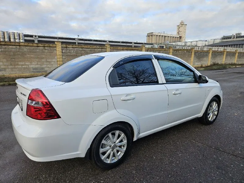 Продам. chevrolet aveo 2011г мотор 1.4 в хорошем состоянии с документами порядок. цена 495.000р +79493634866 - фотография - 3