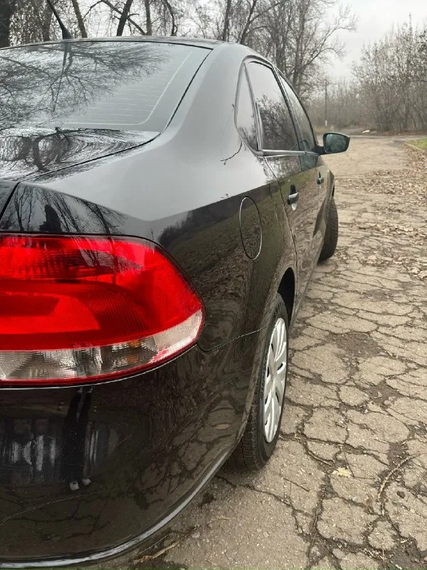 Автор: продаю volkswagen polo, 2012 г. в. , 1.6. в отличном внешнем и техническом состоянии. без вложений. пробег 265. комплектация: 4 эл. стеклоподъёмника, электро подогрев сидений и зеркал, кондиционер заправлен, штатная мультимедиа( mp3, usb, aux), бортовой компьютер, галогеновые фары, кожаный руль, центральный замок, новая зимняя резина. цена 760 тыс. макеевский учёт, хозяин. +79496228957.. !!!наш телеграм канал [ бесплатное размещение за репост!!! правила сообщества [ мы в мах [ [ 📞 звоните: +7(949)6228957 - фотография - 2