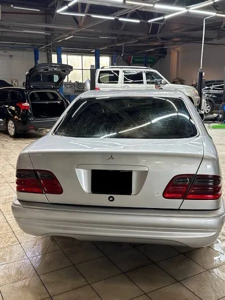 Mercedes бенц е430 w210 рестайлинг 4.3 бензин v8(самый надёжный)1999года выпуска,290 000родного пробега весь обслужен, всё для комфорта есть! абс, есп, басс, стабилизация, srs! датчик дождя, датчик угла поворота! заводской ксенон, центральный замок! имобилайзер,4 эл. стеклоподьемника! климат-контроль, подогрев сидений, эл. регулировка сидений, зеркал и руля с памятью! руль-гидравлика! подсветка на дверях, автономный свет! люк на всех положениях!круиз-контроль! сиденье кожа, двери кожа, потолок велюр, всё в родне и в идеале! обвес амг, кузов в идеале, дно в идеале, в живую вообще кайф, прёт-огонь! машина семейная, продаю из-за нужды средств!2 комплекта шин! завёл уехал на край света! вложено кучу денег и души! 900 000 тг+79790326896 📞 звоните: +7(979)0326896 - фотография - 2