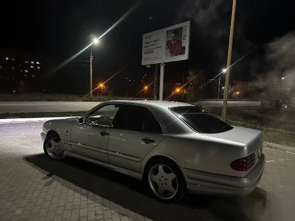 Mercedes бенц е430 w210 рестайлинг 4.3 бензин v8(самый надёжный)1999года выпуска,290 000родного пробега весь обслужен, всё для комфорта есть! абс, есп, басс, стабилизация, srs! датчик дождя, датчик угла поворота! заводской ксенон, центральный замок! имобилайзер,4 эл. стеклоподьемника! климат-контроль, подогрев сидений, эл. регулировка сидений, зеркал и руля с памятью! руль-гидравлика! подсветка на дверях, автономный свет! люк на всех положениях!круиз-контроль! сиденье кожа, двери кожа, потолок велюр, всё в родне и в идеале! обвес амг, кузов в идеале, дно в идеале, в живую вообще кайф, прёт-огонь! машина семейная, продаю из-за нужды средств!2 комплекта шин! завёл уехал на край света! вложено кучу денег и души! 900 000 тг+79790326896 📞 звоните: +7(979)0326896 - фотография - 3