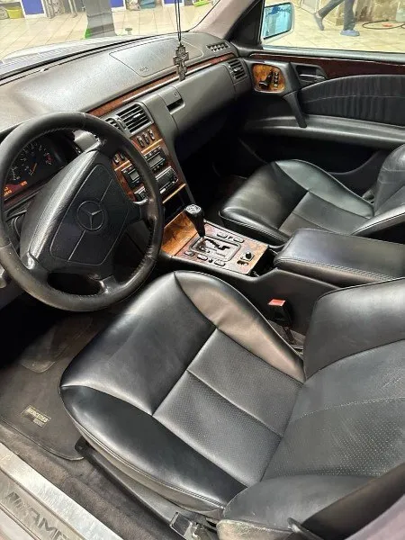Mercedes бенц е430 w210 рестайлинг 4.3 бензин v8(самый надёжный)1999года выпуска,290 000родного пробега весь обслужен, всё для комфорта есть! абс, есп, басс, стабилизация, srs! датчик дождя, датчик угла поворота! заводской ксенон, центральный замок! имобилайзер,4 эл. стеклоподьемника! климат-контроль, подогрев сидений, эл. регулировка сидений, зеркал и руля с памятью! руль-гидравлика! подсветка на дверях, автономный свет! люк на всех положениях!круиз-контроль! сиденье кожа, двери кожа, потолок велюр, всё в родне и в идеале! обвес амг, кузов в идеале, дно в идеале, в живую вообще кайф, прёт-огонь! машина семейная, продаю из-за нужды средств!2 комплекта шин! завёл уехал на край света! вложено кучу денег и души! 900 000 тг+79790326896 📞 звоните: +7(979)0326896 - фотография - 4