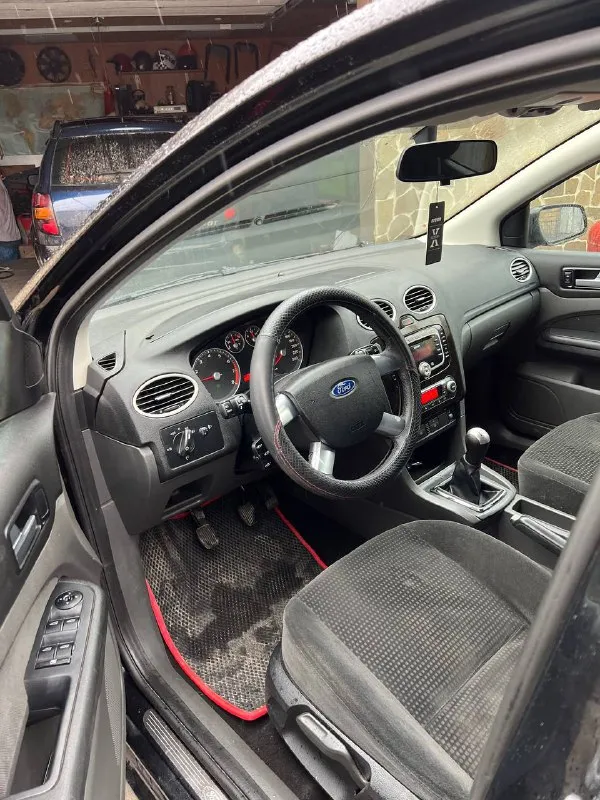 Продам ford focus 2 ghia год: 2007 пробег: 247 родной двигатель 1.8 бенз 125лс нареканий нет едет классно, масло не ест, ходовая часть недавно обслужена, без вложений, кузов в очень достойном состоянии без гнили и коррозии, днище все целое! в дтп не был все крепления везде завод! полная комплектация ghia с двух-зонным климатом подогревами сидений, лобового, зеркал, стабилизация, дисковые тормоза вкруг, стеклоподьемники вкруг, подрулевое управление музыкой, эл. фары, птф, бортовик, стекло лобовое без трещин стоит заводское с обогревом! автомобиль уже на летней резине почти новой! на данный момент вложений не требует. документы чистые, птс оригинал! тех осмотр есть. торг есть цена: 545000р 📍мариуполь 📞+79496463727 - фотография - 7
